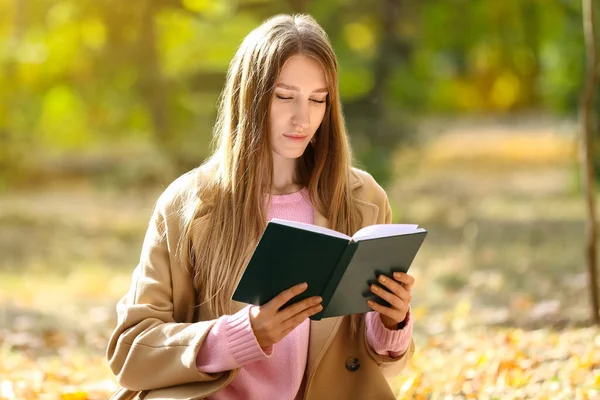 Jovem Mulher Ler Livro Parque Outono Dia Ensolarado — Fotografia de Stock
