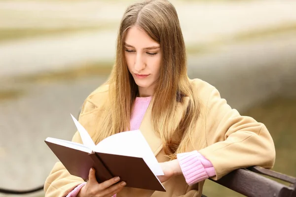Žena Čtení Zajímavé Knihy Lavičce Podzimním Parku — Stock fotografie