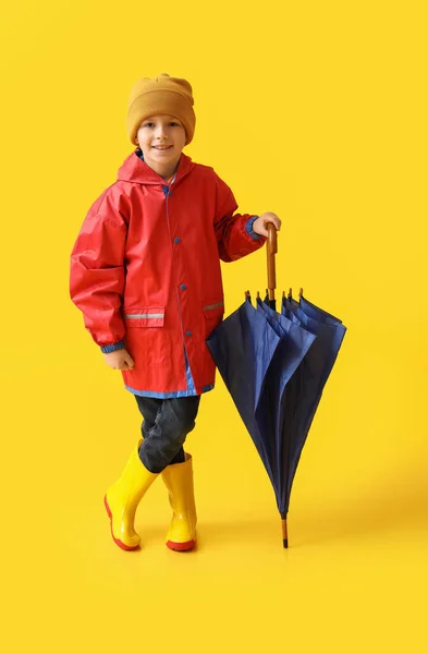 レインコートの男の子と色の背景の傘 — ストック写真