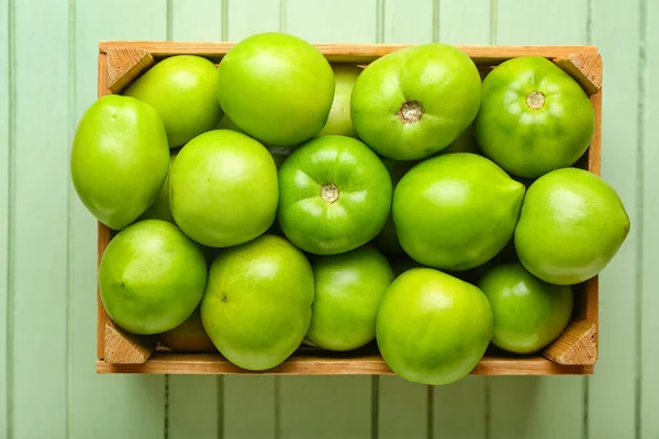 Box Med Färska Gröna Tomater Färg Trä Bakgrund — Stockfoto