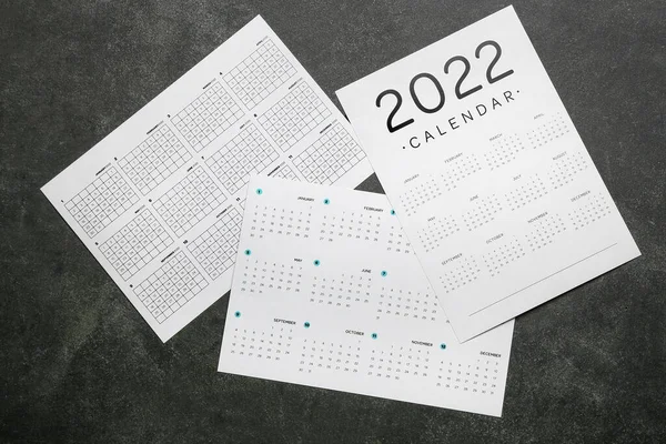 Verschiedene Papierkalender Für Das Jahr 2022 Auf Dunklem Hintergrund — Stockfoto