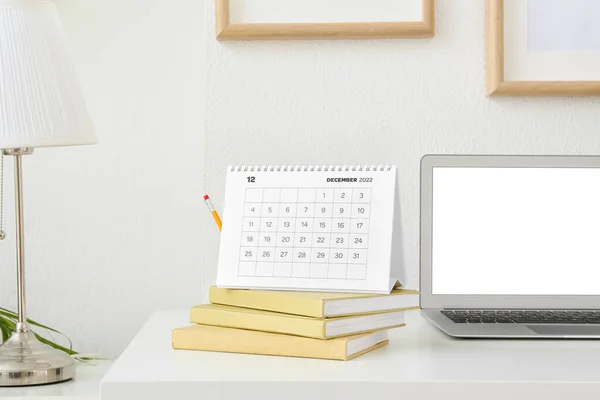 Calendario Cartaceo Dicembre 2022 Con Libri Laptop Sul Posto Lavoro — Foto Stock