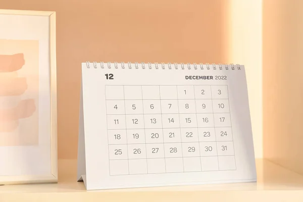 2022年12月の棚上の紙カレンダー — ストック写真