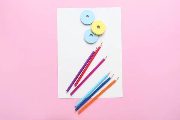 Leere Papierbögen Mit Bleistiften Auf Farbigem Hintergrund — Stockfoto