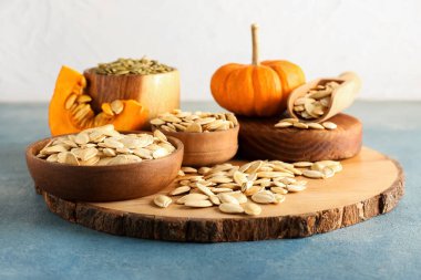 Masanın üzerinde doğal kabak tohumları olan kaseler.