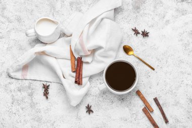 Hafif arka planda tarçınlı bir fincan lezzetli kahve.