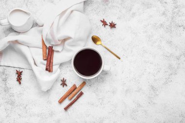 Hafif arka planda tarçınlı bir fincan lezzetli kahve.