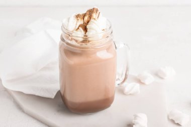 Mason kavanozu beyaz arka planda tarçınlı lezzetli kahve.