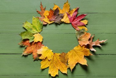 Renkli ahşap arka planda güzel sonbahar yapraklarından yapılmış çerçeve