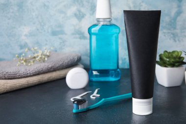 Aktif karbonlu siyah diş macunu ve masada ağız temizliğine ayarlı.