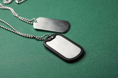 Renk arkaplanına askeri künye