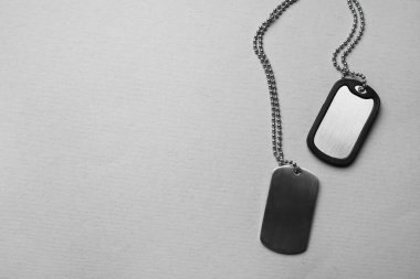 Gri arkaplanda askeri künye