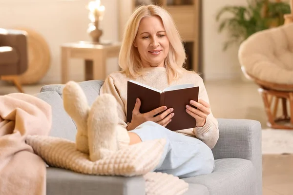 Beautiful Mature Woman Reading Book Home Autumn Day — Stock Photo, Image