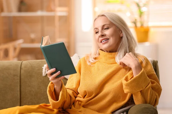 Schöne Reife Frau Liest Buch Hause Einem Herbsttag — Stockfoto