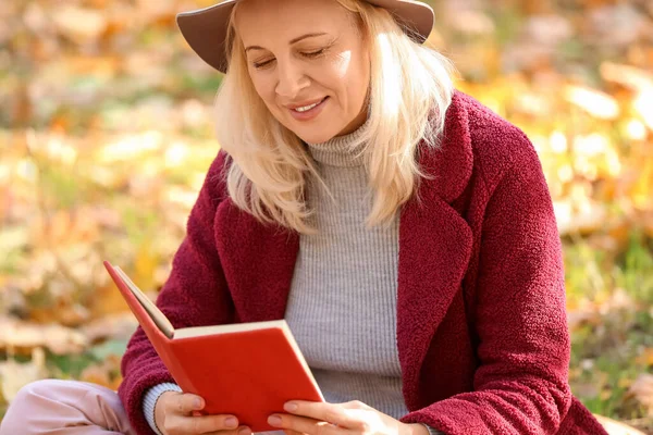 Sonbahar Parkında Kitap Okuyan Olgun Bir Kadın — Stok fotoğraf