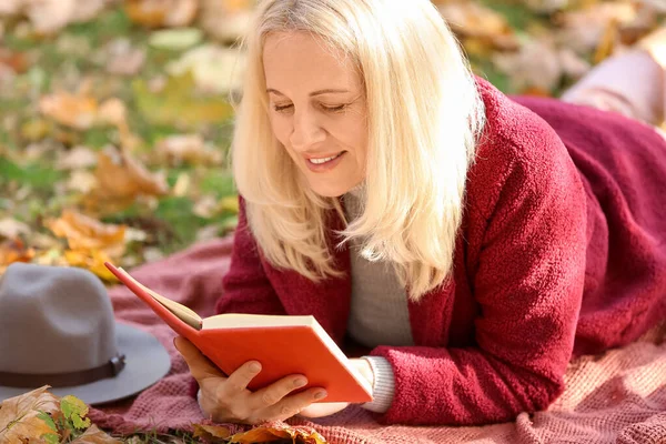 Mulher Madura Leitura Livro Outono Parque — Fotografia de Stock