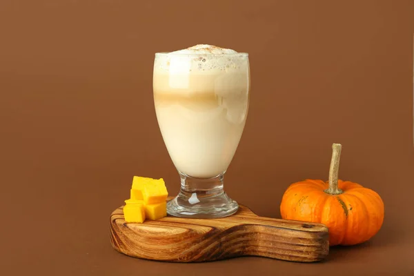 Bicchiere Latte Zucca Saporito Sfondo Marrone — Foto Stock