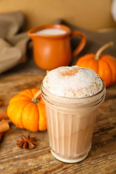 Vaso Sabroso Café Con Leche Calabaza Mesa —  Fotos de Stock