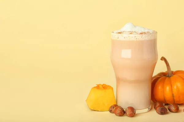 Szklanka Smacznej Dyniowej Latte Żółtym Tle — Zdjęcie stockowe