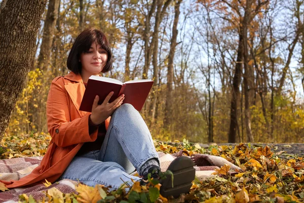 Młoda Kobieta Siedzi Kratę Czyta Książkę Pięknym Parku Jesień — Zdjęcie stockowe