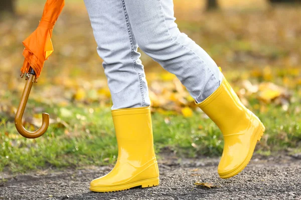 Frau Mit Orangefarbenem Regenschirm Gelben Gummistiefeln Freien — Stockfoto