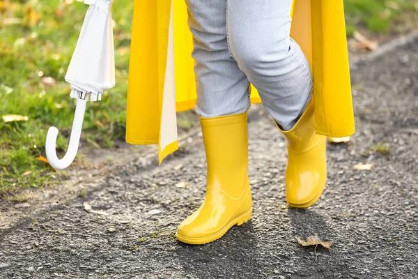 Esernyős Sárga Esőkabátban Gumicsizmában Sétál Őszi Parkban — Stock Fotó