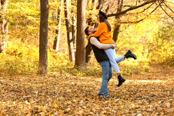 Amante Casal Divertindo Parque Outono — Fotografia de Stock