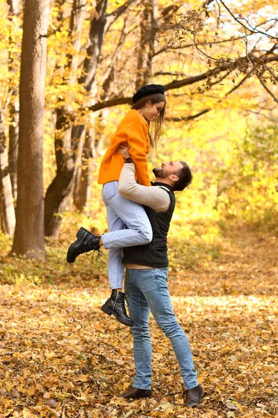 Joven Pareja Amorosa Divirtiéndose Otoño Parque —  Fotos de Stock