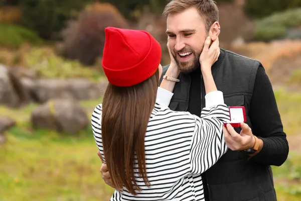 Feliz Joven Pareja Comprometida Hermoso Parque Otoño — Foto de Stock