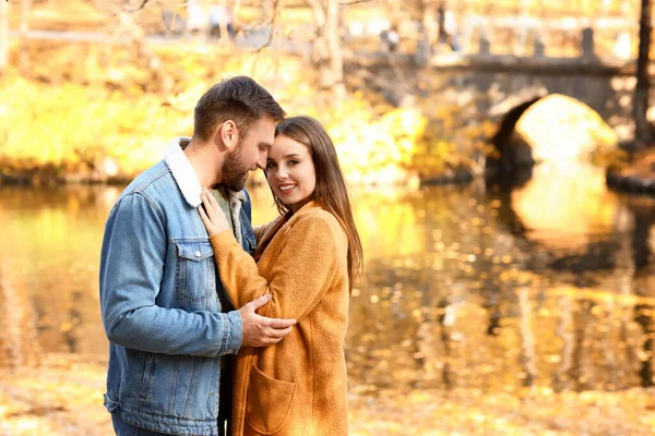 Любящие Пары Обнимаются Красивом Осеннем Парке — стоковое фото