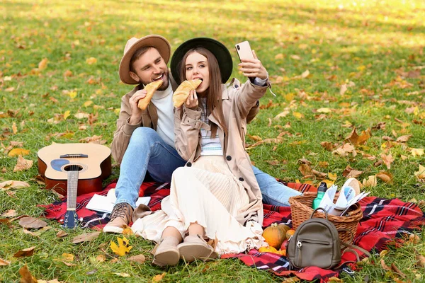 Ζευγάρι Λήψη Selfie Κατά Διάρκεια Πικνίκ Στο Πάρκο Φθινόπωρο — Φωτογραφία Αρχείου