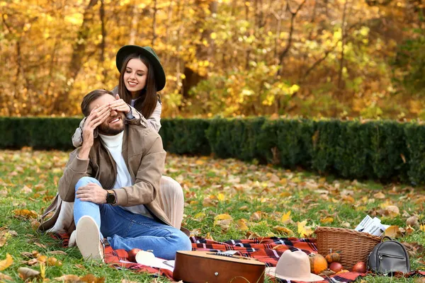 Jovem Mulher Fechando Olhos Para Seu Amado Parque Outono — Fotografia de Stock
