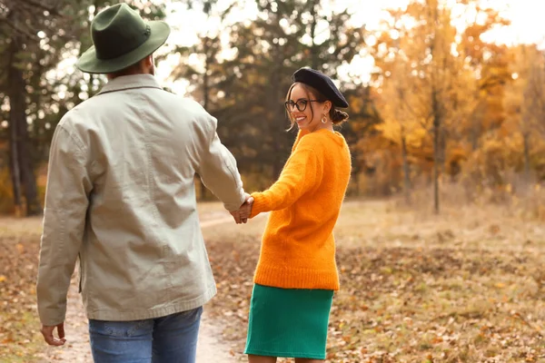 Pasangan Muda Berjalan Taman Musim Gugur — Stok Foto