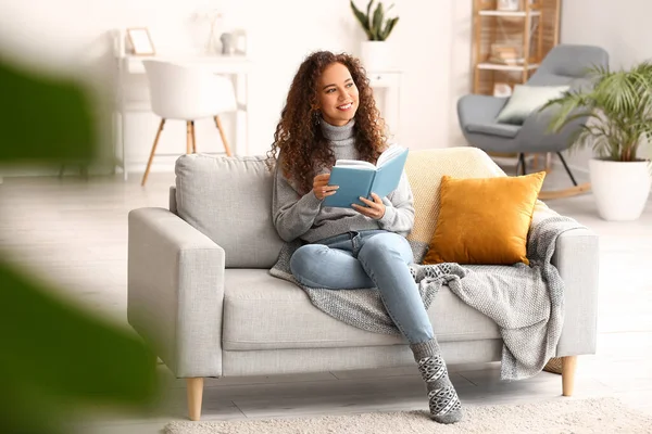 Young African American Woman Book Sitting Sofa Home — Stock Photo, Image