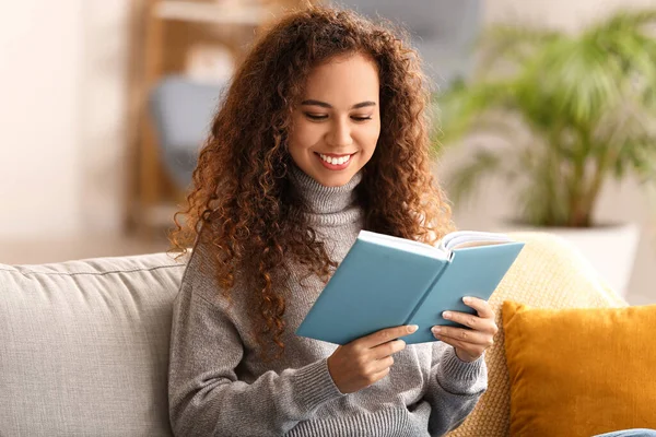 Young African American Woman Reading Book Sofa Home — Stock Photo, Image