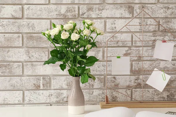 Vas Dengan Mawar Dan Organizer Dengan Lembar Kertas Atas Meja — Stok Foto
