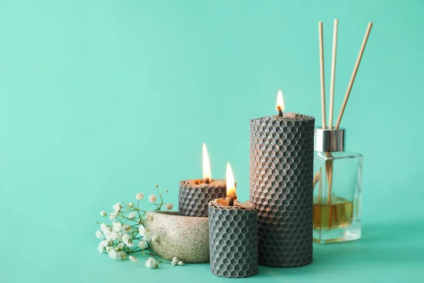 Composición Con Velas Brillantes Sobre Fondo Verde —  Fotos de Stock