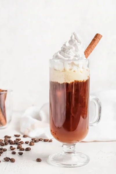 Glazen Kopje Smakelijke Koffie Met Kaneel Lichte Achtergrond — Stockfoto