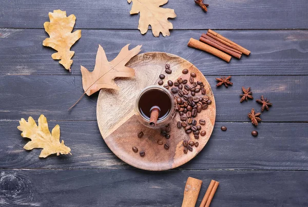 Copa Sabroso Café Con Canela Frijoles Sobre Fondo Madera Negro — Foto de Stock