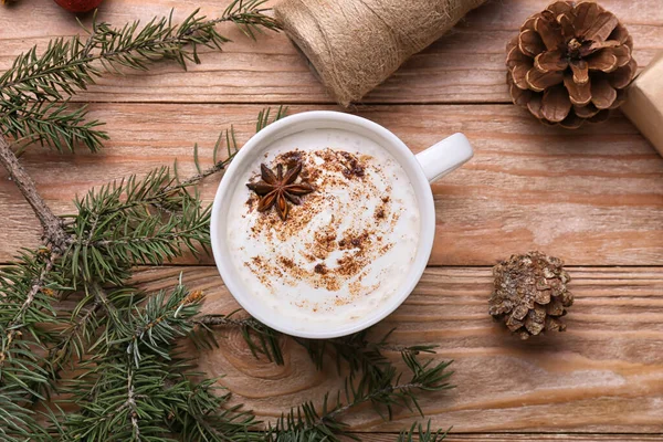 Tazza Caffè Gustoso Con Cannella Pigne Ramo Abete Sfondo Legno — Foto Stock