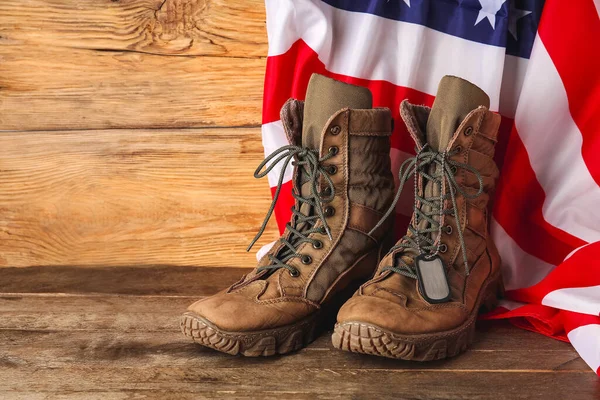 木製の背景に軍用ブーツ アメリカ国旗 — ストック写真