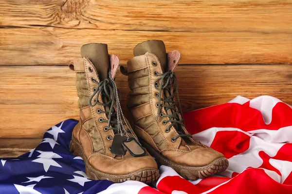 Vojenské Boty Tagy Americká Vlajka Dřevěném Pozadí — Stock fotografie
