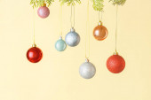 Různé vánoční koule na barevném pozadí