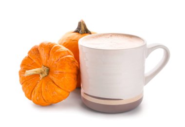 Beyaz arka planda bir fincan lezzetli balkabağı kahvesi ve sebze.