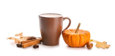 Beyaz arka planda bir fincan lezzetli balkabağı kahvesi.