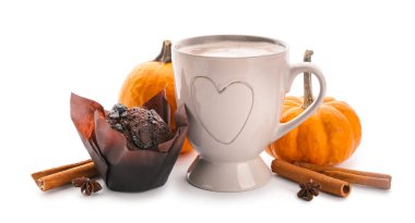 Bir fincan lezzetli balkabağı kahvesi ve beyaz arka planda lezzetli kek.