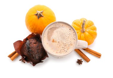 Bir fincan lezzetli balkabağı kahvesi ve beyaz arka planda lezzetli kek.