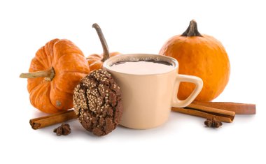 Bir fincan lezzetli balkabağı kahvesi, sebzeler ve beyaz arka planda kurabiye.