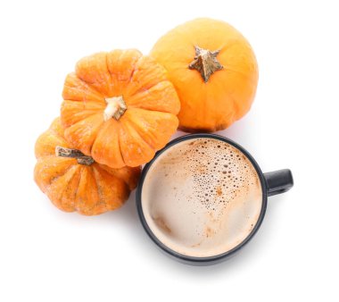 Beyaz arka planda bir fincan lezzetli balkabağı kahvesi ve sebze.