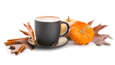 Beyaz arka planda bir fincan lezzetli balkabağı kahvesi.